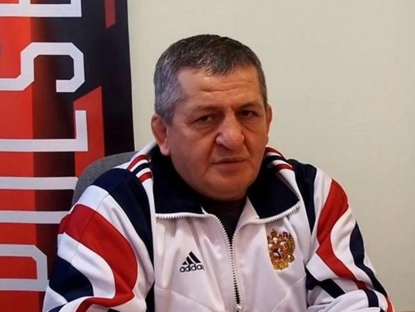 Заслуженного тренера России Абдулманапа Нурмагомедова похоронили в родном селе в Дагестане